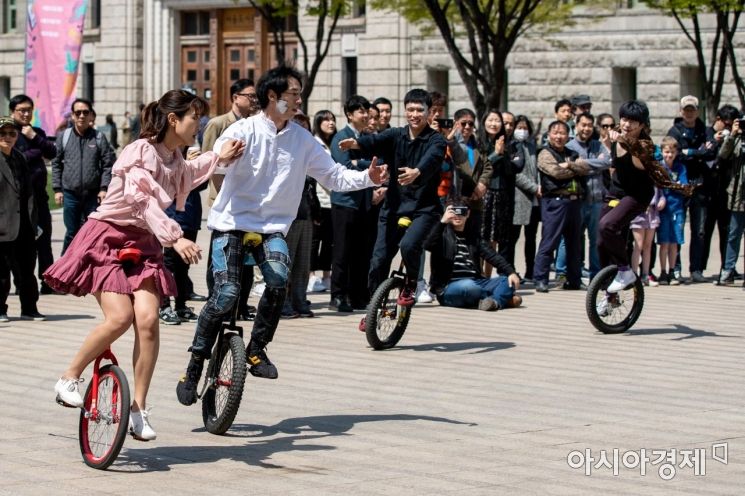 [포토]외발자전거 등장한 서울광장