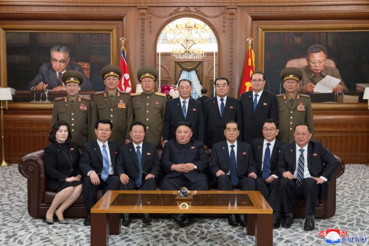 김정은 북한 국무위원장이 12일 노동당중앙위원회 본부청사에서 새로 선출된 당 및 국가지도기관 인사들과 기념촬영을 하고 있다.