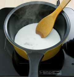 3. 불린 젤라틴의 물기를 꼭 짠 후 우유에 넣어 잘 저어 녹인다.