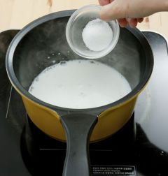 4. 젤라틴이 녹으면 설탕을 넣는다.