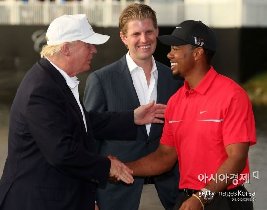 도널드 트럼프 미국 대통령과 골프 선수 타이거 우즈. 자료사진.