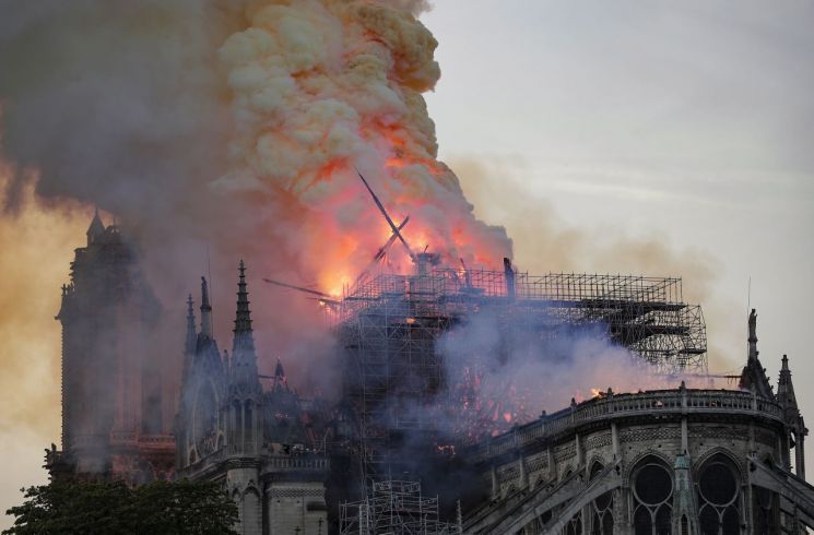 마크롱 "최악은 피했다"…노트르담 대성당 화재로 지붕·첨탑은 불타