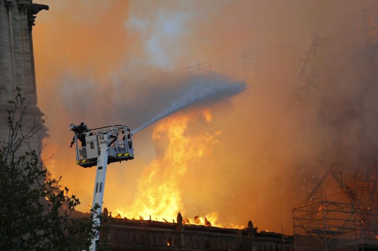 마크롱 "최악은 피했다"…노트르담 대성당 화재로 지붕·첨탑은 불타