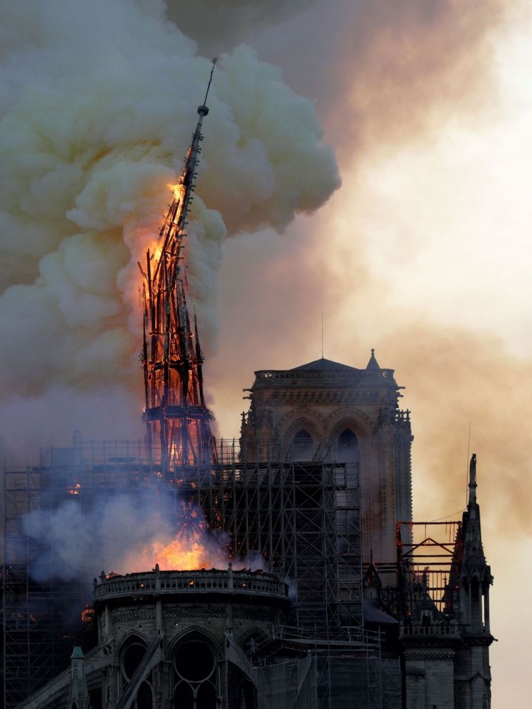 프랑스 파리의 상징으로 최대 관광명소의 하나인 노트르담 대성당에서 15일(현지시간) 대형 화재가 발생, 첨탑이 무너지고 있다.사진=연합뉴스