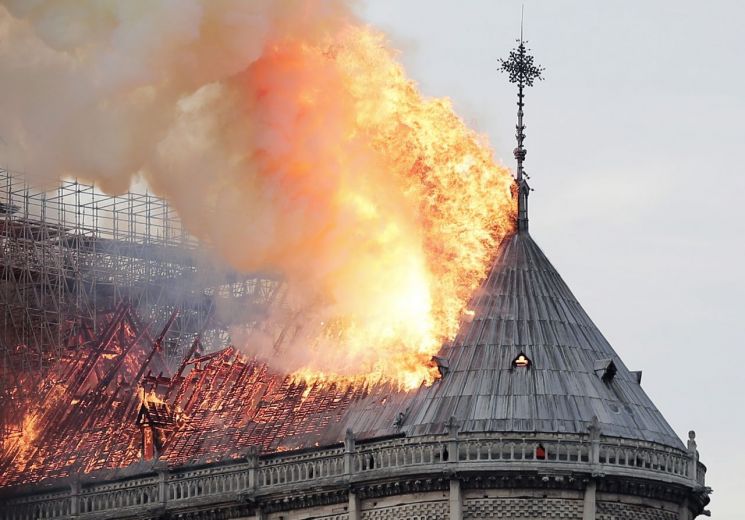 프랑스 파리의 상징으로 최대 관광명소의 하나인 노트르담 대성당의 지붕이 15일(현지시간) 발생한 대형 화재로 불길에 휩싸여 타고 있다. / 사진=연합뉴스