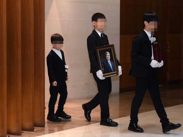 [포토] 빈소 나서는 조양호 회장의 영정
