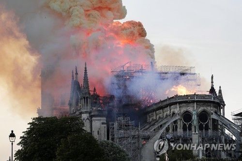 15일(현지시간) 프랑스 파리 노트르담 대성당에서 큰불이 난 모습.사진=연합뉴스