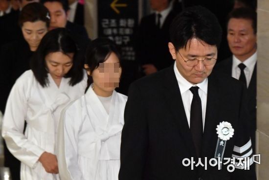 [포토] 영결식장 향하는 유족들