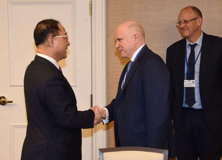 '동분서주' 홍남기, '느긋' 아소 다로…한일 경제사령탑 극과극 행보