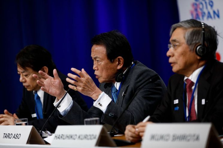 '동분서주' 홍남기, '느긋' 아소 다로…한일 경제사령탑 극과극 행보