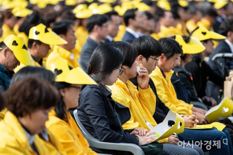 [포토] 눈물 닦는 유가족