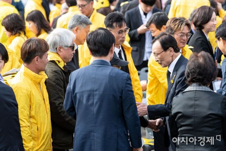 [포토] 유가족과 인사하는 이해찬 민주당 대표