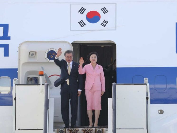 文대통령, 중앙亞 3개국 순방 첫 국가 투르크메니스탄 도착