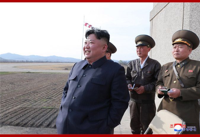김정은 북한 국무위원장이 4월 16일 조선인민군 항공 및 반항공군 제1017군부대 전투비행사들의 비행훈련을 지도했다고 조선중앙통신이 17일 보도했다.