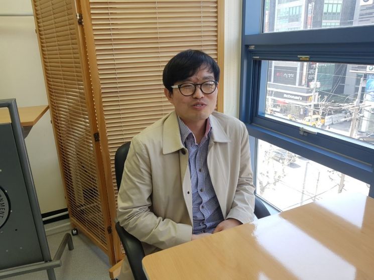 지난 15일 서울 강남구 대치동 서울시장애인인권센터에서 만난 김동현 변호사가 인터뷰를 하고 있다.