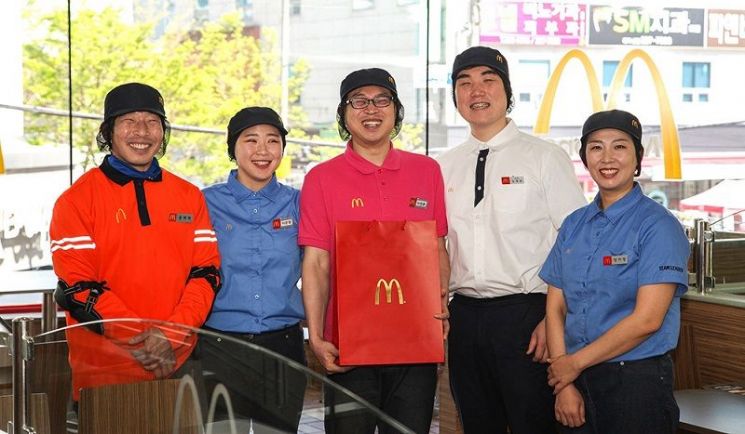 맥도날드 울산 달동점 직원들이 이장훈 크루(중앙)와 함께 기념 사진을 촬영하고 있다.