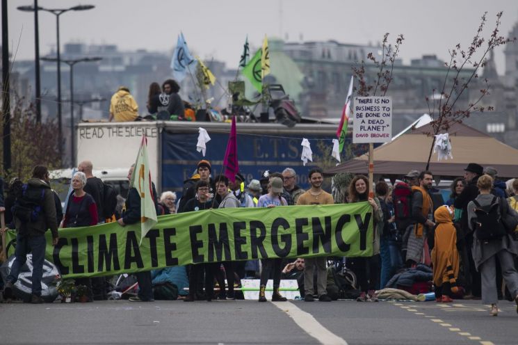 "수도 폐쇄하자" 런던서 이틀째 기후변화대응 시위…290명 체포