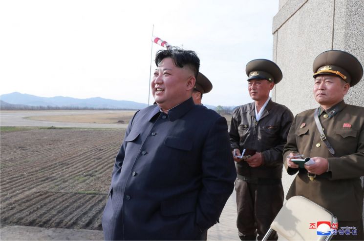 북한 김정은 국무위원회 위원장이 16일 공군 제1017군부대 전투비행사들의 비행훈련을 현지 지도했다고 조선중앙통신이 보도했다.