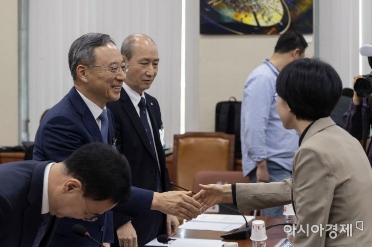 [포토] 인사 나누는 황창규 회장-박선숙 의원