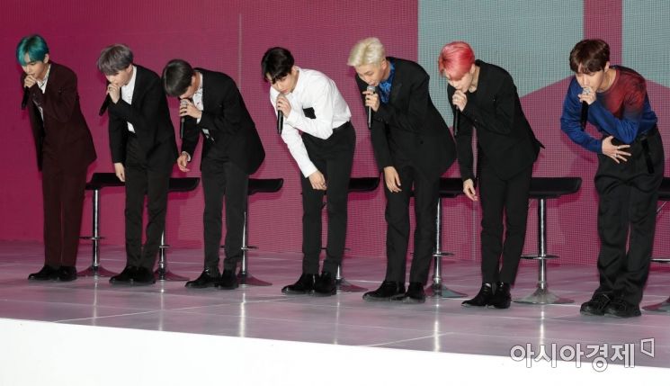 [포토]90도 인사하는 BTS