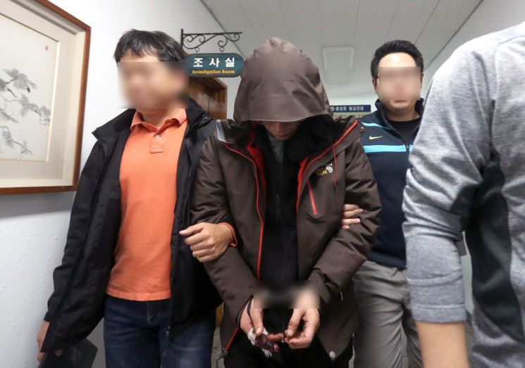 진주 아파트 방화·살해 혐의를 받는 안모(42)씨가 17일 오후 경남 진주경찰서 진술녹화실에서 나오고 있다. (사진=연합뉴스)