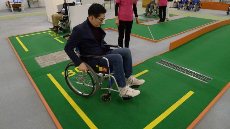 이정훈 강동구청장이 지난달 장애체험 교육을 받고 있다.