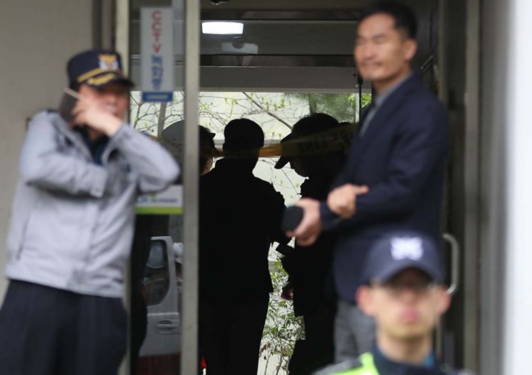 17일 오전 경남 진주시 가좌동 한 아파트 방화·흉기 난동 사망 사건이 발생해 경찰이 현장에서 상황을 확인하고 있다. (사진=연합뉴스)