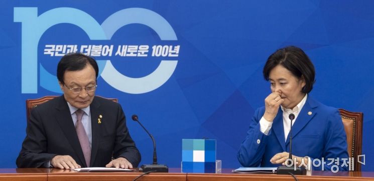 [포토] 대화 나누는 이해찬 대표-박영선 장관