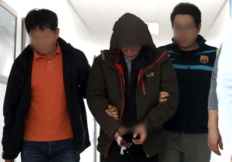 진주 아파트 방화·살해 혐의를 받는 안모(42)씨가 17일 오후 경남 진주경찰서 진술녹화실에서 나오고 있다. (사진=연합뉴스)