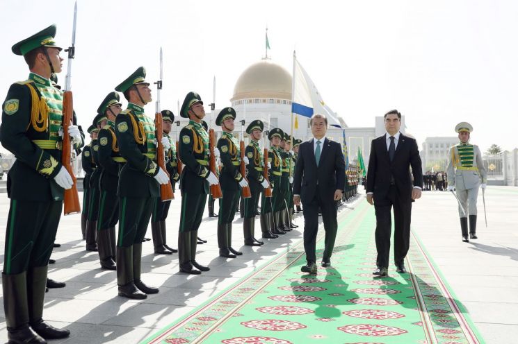 투르크멘 대통령, 文대통령 공식 환영…이례적 예포 발사