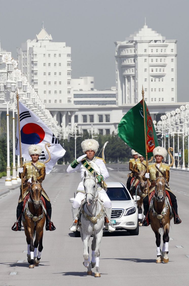 투르크멘 대통령, 文대통령 공식 환영…이례적 예포 발사