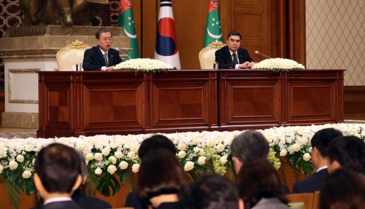 문재인 대통령과 구르반굴리 베르디무하메도프 대통령이 17일 오후(현지시간) 투르크메니스탄 대통령궁에서 정상회담 후 공동기자회견을 하고 있다. [이미지출처=연합뉴스]