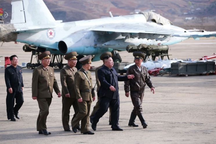 북한 김정은 국무위원장이 16일 공군 제1017군부대 전투비행사들의 비행훈련을 현지 지도했다고 조선중앙TV가 17일 보도했다. 김 위원장 뒤편으로 북한이 운영하는 수호이-25 전투기의 모습이 보인다.