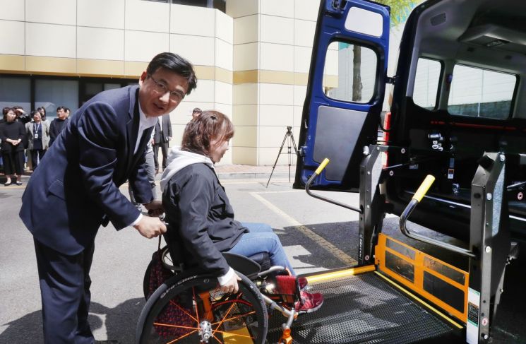 중증장애인 특화차량 탑승을 돕는 박성수 송파구청장