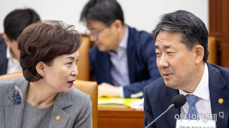 [포토] 의견 나누는 김현미 장관-박양우 장관