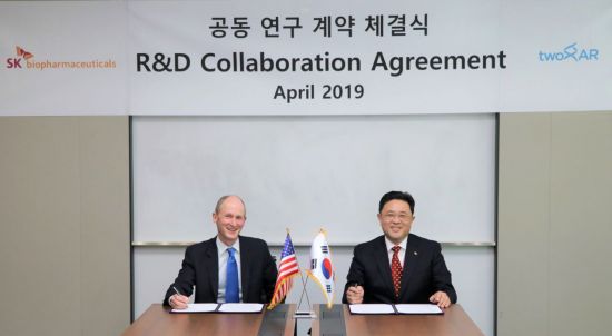 맹철영 SK바이오팜 항암연구소장(오른쪽)과 앤드류 A. 레이딘 투자아 대표가 공동 연구 계약을 체결한 뒤 기념사진을 촬영하고 있다.