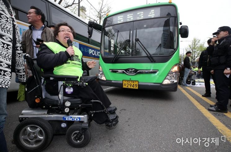 [포토] 도로 위 시위하는 장애인 단체