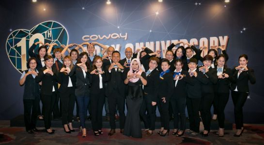 17일 말레이시아 쿠알라룸푸르 선웨이 컨벤션센터에서 열린 10주년 기념행사에 참석한 웅진코웨이 현지법인 코디 등 관계자들이 기념촬영을 하고 있다.