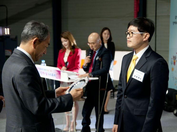 김동현 변호사(오른쪽)이  제39회 장애인의 날 기념 '함께서울 누리축제'에서 열린 17일 시상식에서 상을 받고 있다. (제공=서울시)
