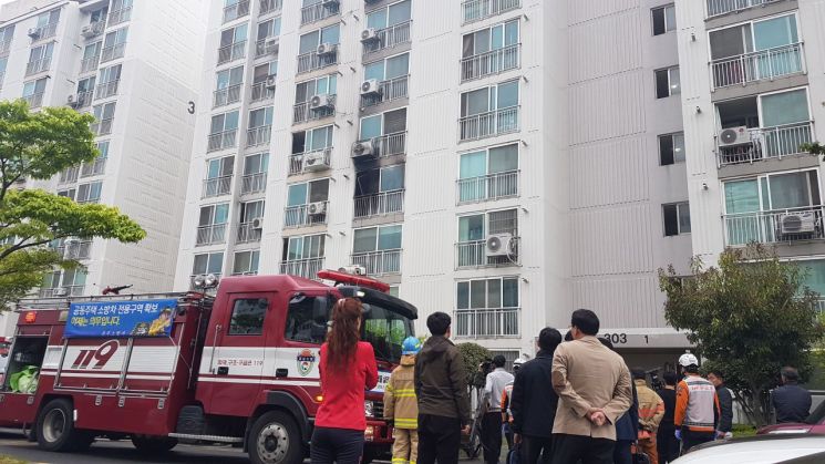 17일 오전 경남 진주시 가좌동 한 아파트 방화 난동 사망 사건이 발생한 현장에서 주민들이 안타깝게 지켜보고 있다. 이 사건으로 현재까지 주민 5명이 숨지고 11명이 다쳤다. 사진=연합뉴스