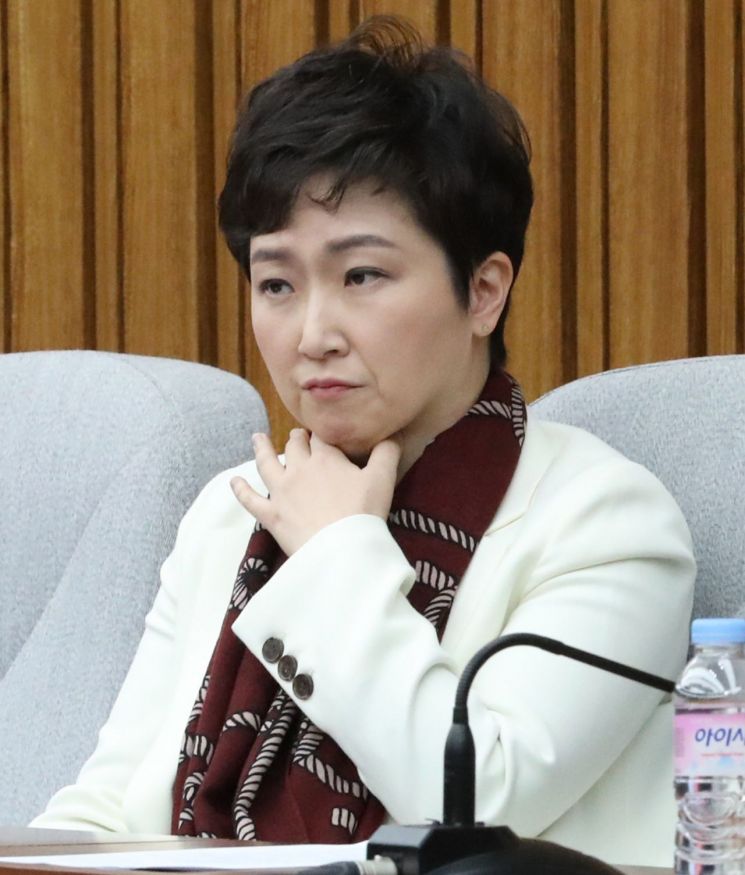 '당원권 정지' 이언주, 바른미래당 의총서 문전박대