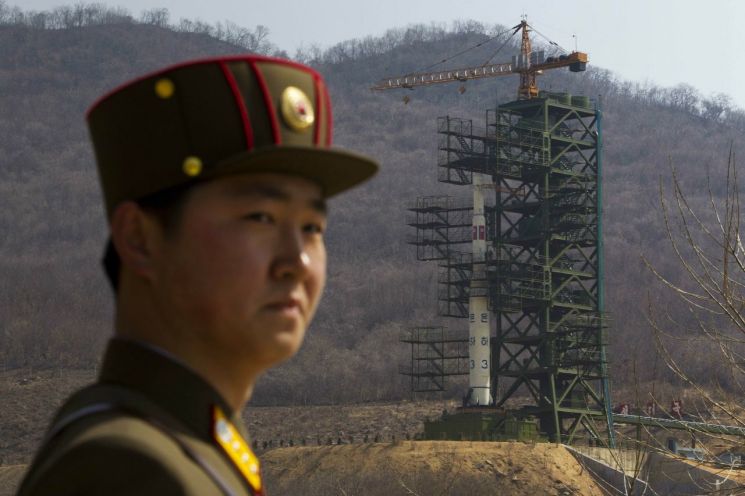 장거리로켓 '은하 3호'가 설치된 북한 평안북도 철산군 동창리 서해 미사일발사장 앞에 북한군 병사가 서 있다. 2012년 4월 촬영된 사진.