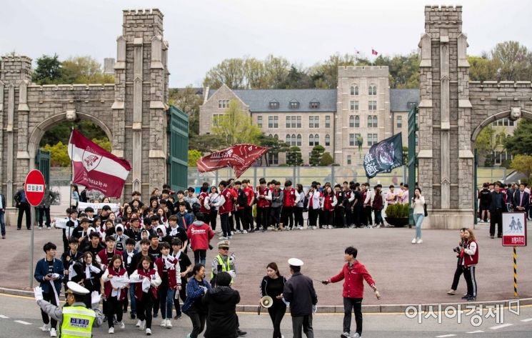 [포토]고려대 민주광장 나서는 고려대 학생들