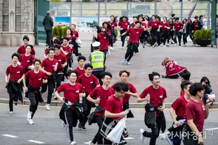 [포토]힘차게 교문 나서는 고려대 학생들