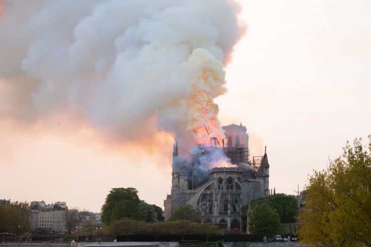 15일 저녁(현지 시간) 프랑스 파리 노트르담 대성당에서 화재가 발생, 연기와 불길이 솟구치고 있다.사진=연합뉴스