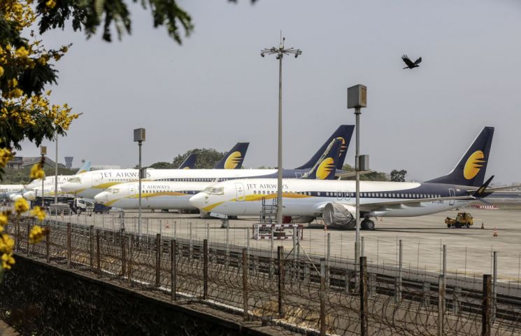 인도 제트에어웨이, 자금난에 항공기 운항 중단