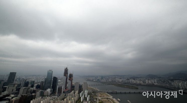 18일 서울 영등포구 여의도 63전망대에서 바라본 하늘에 구름이 잔뜩 끼어 있다. 기상청은 전국이 흐린 가운데 인천을 포함한 경기 서해안에는 빗방울이 떨어지는 곳이 있다고 발표했다./김현민 기자 kimhyun81@
