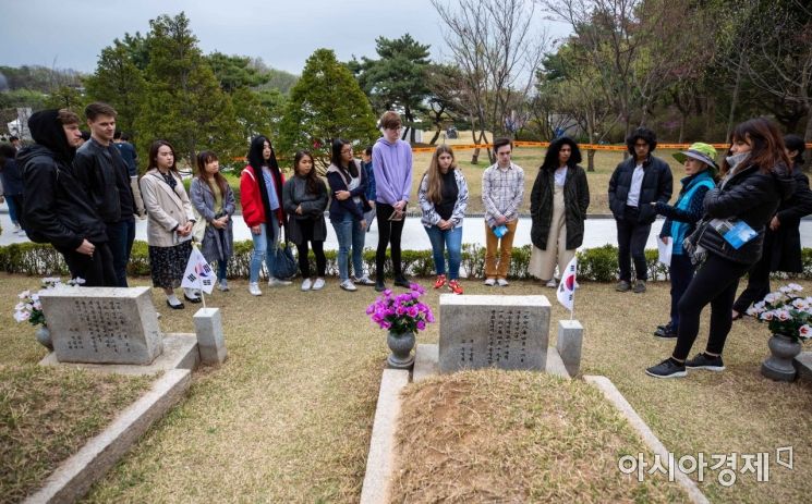 [포토] 4.19민주묘지 찾은 외국인 유학생들