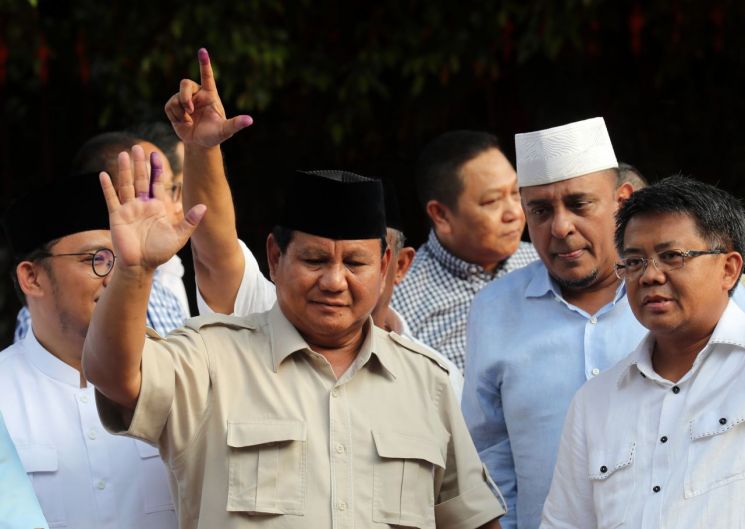 印尼 조코위 연임 유력에…野후보 "우리가 승리" 불복 시사