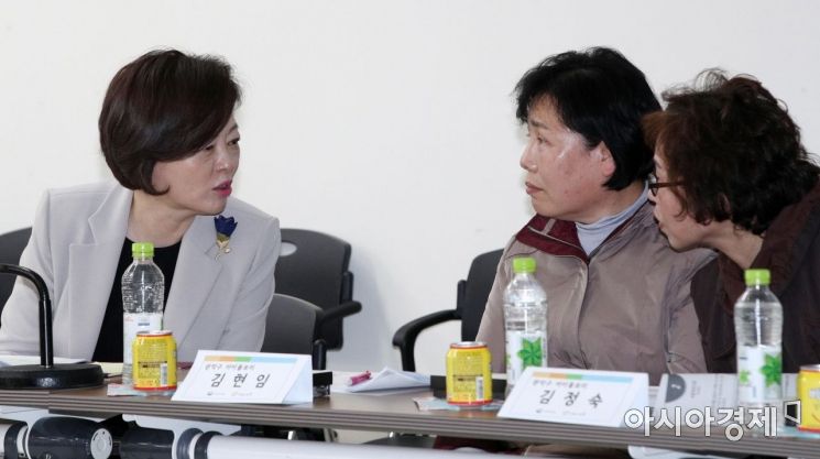 [포토] 아이돌봄 선생님들과 대화하는 진선미 장관